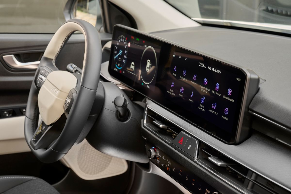 Kia Stonic híbrido está en Colombia como el modelo de entrada de Kia hacia la eficiencia, combinando diseño urbano, tecnología y un enfoque accesible para una movilidad más limpia. V12MAGAZINE