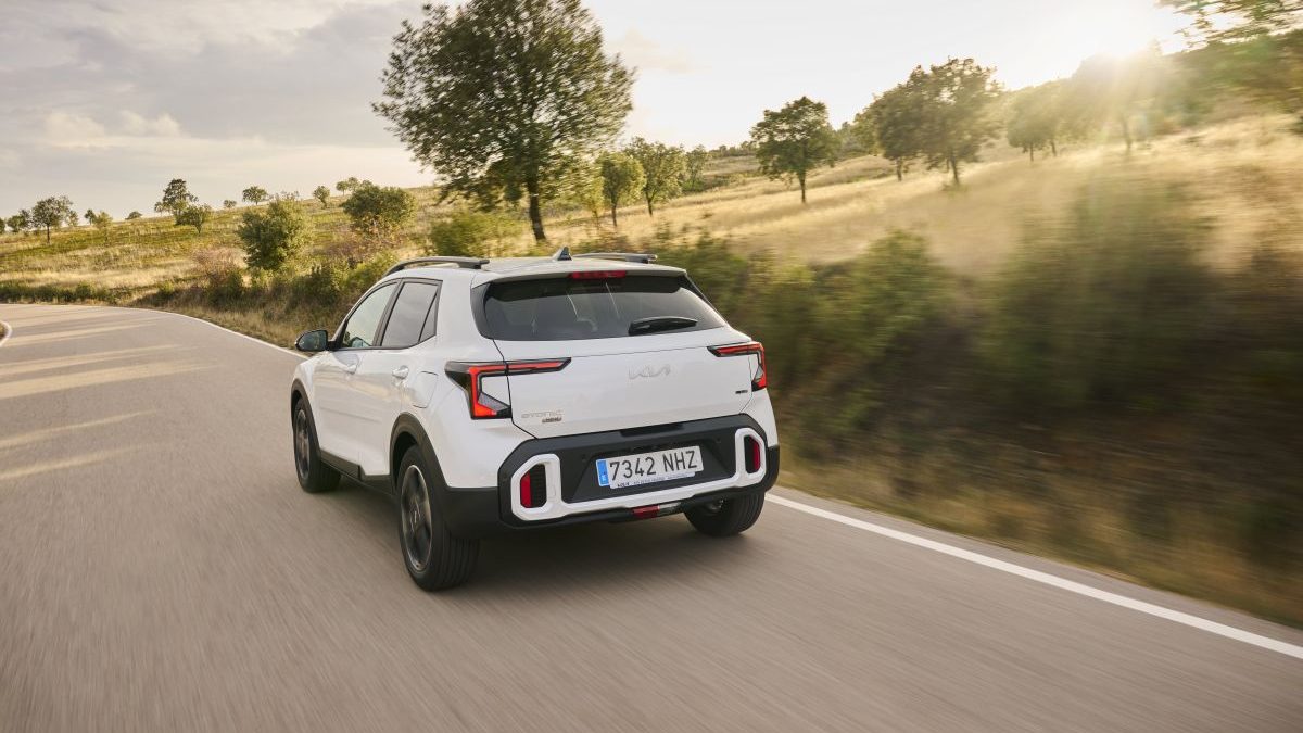 Kia Stonic híbrido está en Colombia como el modelo de entrada de Kia hacia la eficiencia, combinando diseño urbano, tecnología y un enfoque accesible para una movilidad más limpia. V12MAGAZINE