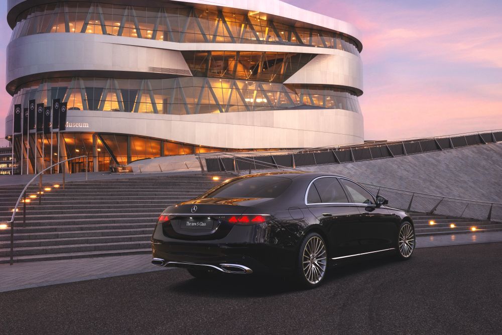 NUEVO MERCEDES-BENZ CLASE S: EL VERDADERO REFERENTE DEL LUJO AUTOMOTOR GLOBAL V12MAGAZINE El nuevo Mercedes-Benz Clase S redefine el concepto de berlina insignia con más tecnología, más presencia y una ambición clara: seguir marcando el rumbo del lujo automotriz global. V12MAGAZINE