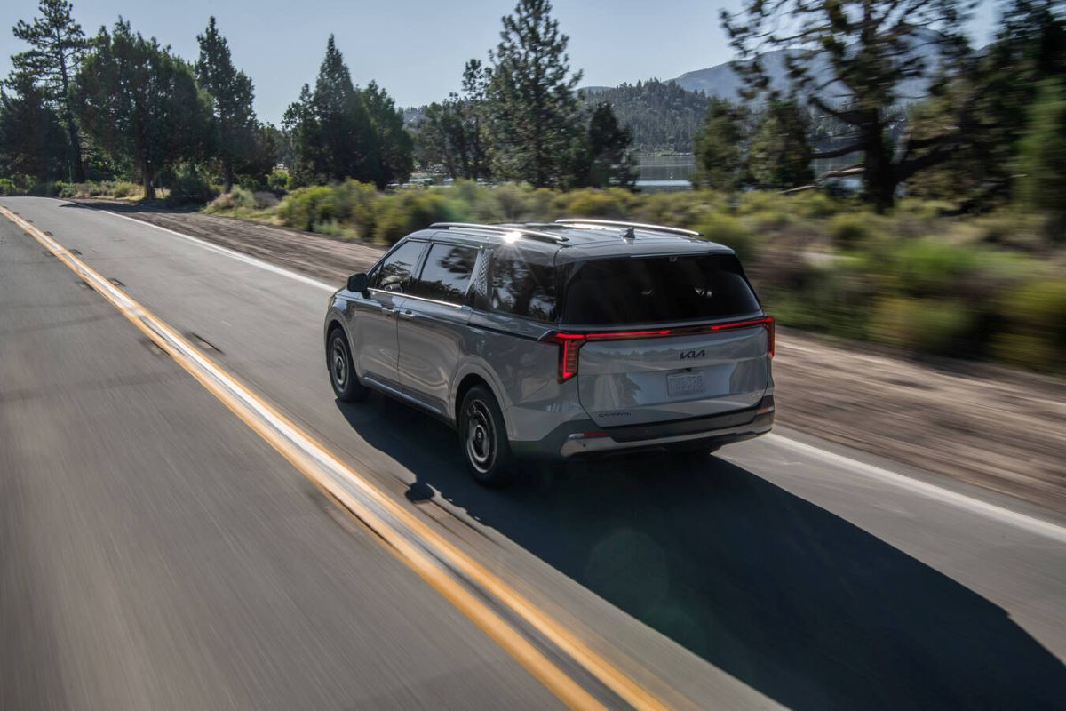 Kia Carnival Híbrida 2026 redefine el concepto de transporte familiar y ejecutivo al combinar eficiencia, lujo y tecnología en una propuesta única dentro del mercado colombiano. V12MAGAZINE