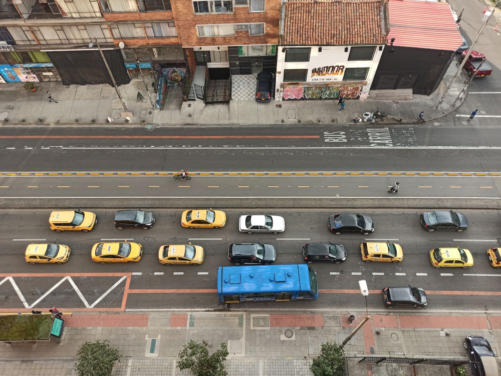 DÍA SIN CARRO Y SIN MOTO EN BOGOTÁ vuelve a poner a la capital frente a un experimento urbano que combina restricciones, pedagogía vial y decisiones estructurales sobre cómo se mueve la ciudad. V12MAGAZINE