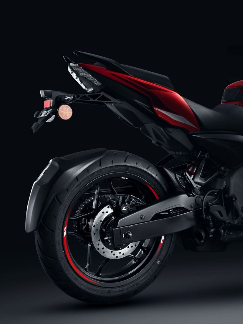 Pulsar NS400Z irrumpe como referencia técnica y comercial del segmento, al combinar potencia real, tecnología avanzada y precio competitivo en un mercado cada vez más exigente. V12MAGAZINE