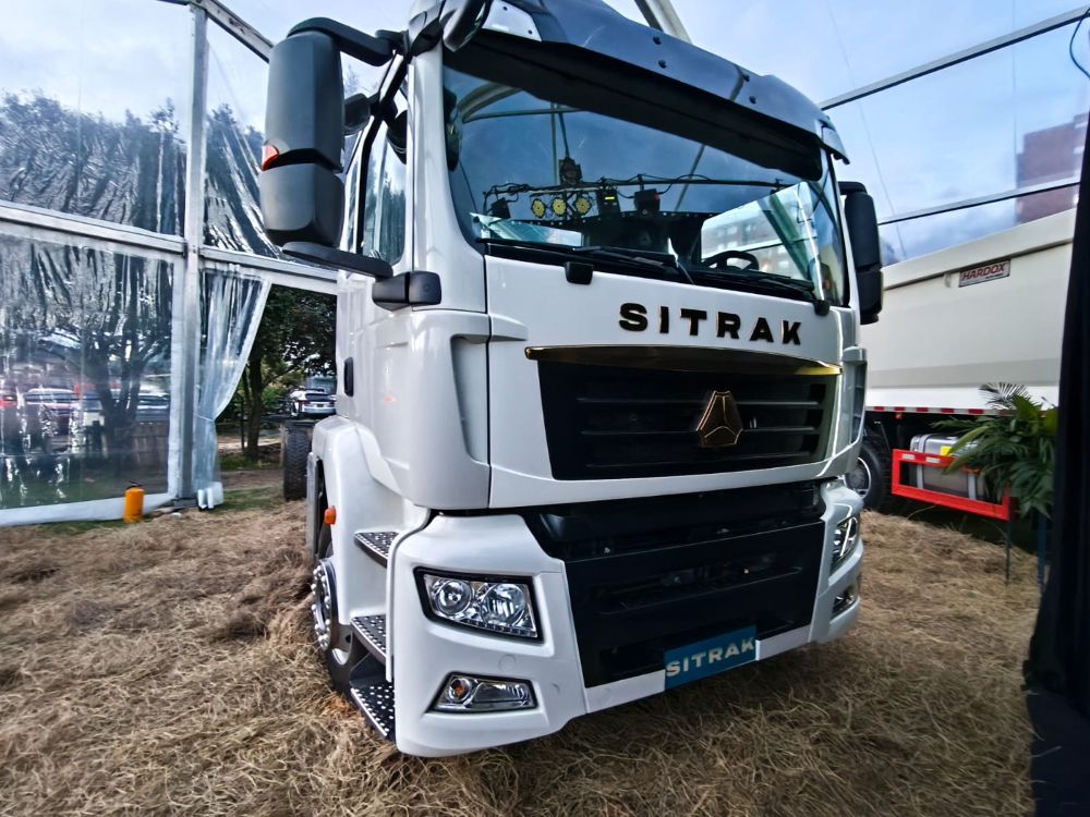 SITRAK, LA MARCA DE CAMIONES CHINOS, LLEGA A COLOMBIA Y OBLIGA A REPENSAR EL TRANSPORTE PESADO V12MAGAZINE SITRAK Colombia 2026 marca un cambio estructural en la oferta de camiones al introducir ingeniería pesada con respaldo local, un factor que impacta directamente costos operativos, eficiencia y decisiones de flota. V12MAGAZINE