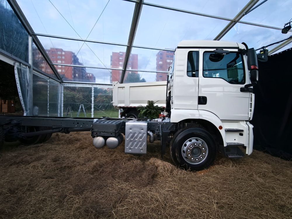 SITRAK, LA MARCA DE CAMIONES CHINOS, LLEGA A COLOMBIA Y OBLIGA A REPENSAR EL TRANSPORTE PESADO V12MAGAZINE SITRAK Colombia 2026 marca un cambio estructural en la oferta de camiones al introducir ingeniería pesada con respaldo local, un factor que impacta directamente costos operativos, eficiencia y decisiones de flota. V12MAGAZINE