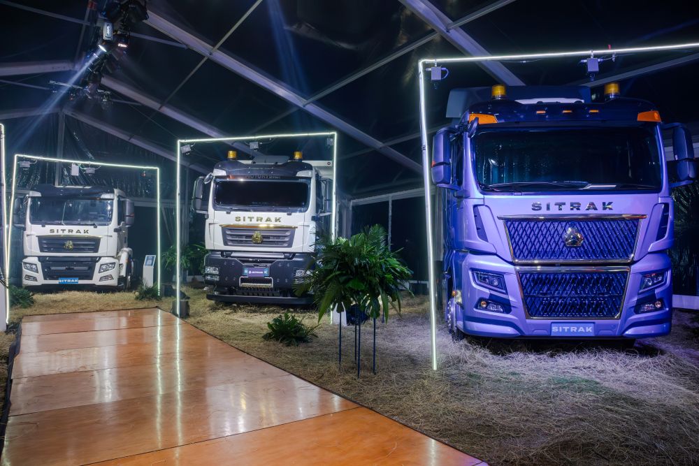 SITRAK, LA MARCA DE CAMIONES CHINOS, LLEGA A COLOMBIA Y OBLIGA A REPENSAR EL TRANSPORTE PESADO V12MAGAZINE SITRAK Colombia 2026 marca un cambio estructural en la oferta de camiones al introducir ingeniería pesada con respaldo local, un factor que impacta directamente costos operativos, eficiencia y decisiones de flota. V12MAGAZINE