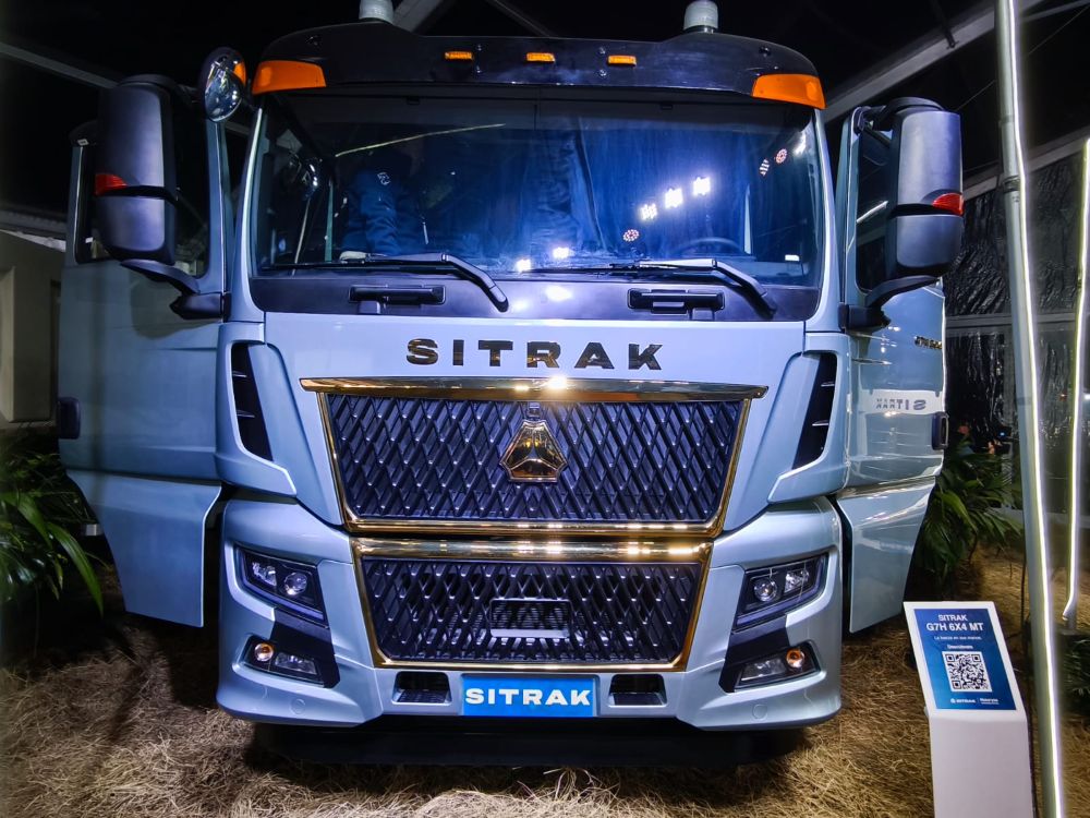 SITRAK, LA MARCA DE CAMIONES CHINOS, LLEGA A COLOMBIA Y OBLIGA A REPENSAR EL TRANSPORTE PESADO V12MAGAZINE SITRAK Colombia 2026 marca un cambio estructural en la oferta de camiones al introducir ingeniería pesada con respaldo local, un factor que impacta directamente costos operativos, eficiencia y decisiones de flota. V12MAGAZINE