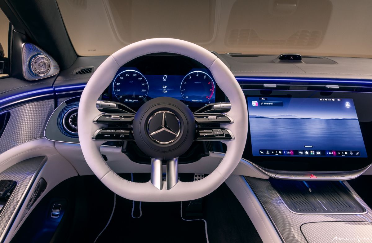 NUEVO MERCEDES-BENZ CLASE S: EL VERDADERO REFERENTE DEL LUJO AUTOMOTOR GLOBAL V12MAGAZINE El nuevo Mercedes-Benz Clase S redefine el concepto de berlina insignia con más tecnología, más presencia y una ambición clara: seguir marcando el rumbo del lujo automotriz global. V12MAGAZINE