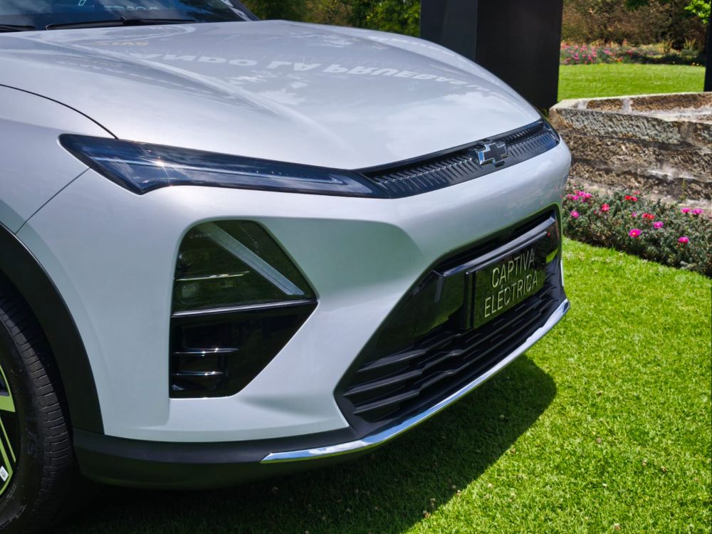CHEVROLET CAPTIVA 2026: ASÍ SE COMPORTAN LA HÍBRIDA Y LA ELÉCTRICA EN CARRETERA DE MONTAÑA V12MAGAZINE La Chevrolet Captiva 2026 representa un punto de inflexión para el modelo en América Latina. Nace como una respuesta directa a la transición energética que vive Chevrolet Colombia, apostando por electrificación accesible, uso familiar y eficiencia real, no solo en ciudad, sino también en carretera de montaña. V12MAGAZINE