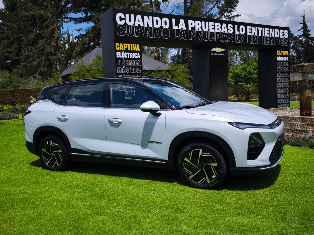 CHEVROLET CAPTIVA 2026: ASÍ SE COMPORTAN LA HÍBRIDA Y LA ELÉCTRICA EN CARRETERA DE MONTAÑA V12MAGAZINE La Chevrolet Captiva 2026 representa un punto de inflexión para el modelo en América Latina. Nace como una respuesta directa a la transición energética que vive Chevrolet Colombia, apostando por electrificación accesible, uso familiar y eficiencia real, no solo en ciudad, sino también en carretera de montaña. V12MAGAZINE