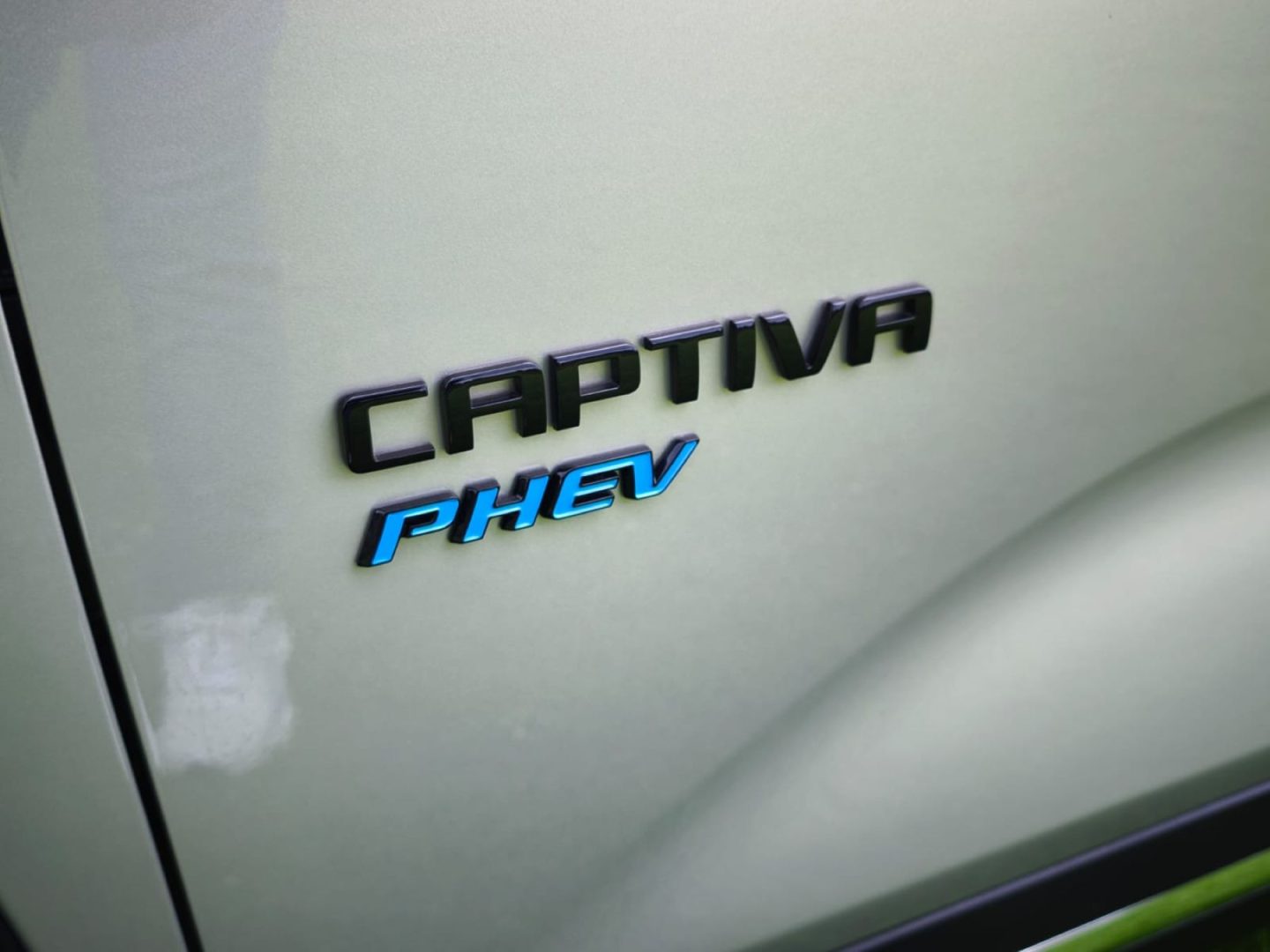 CHEVROLET CAPTIVA 2026: ASÍ SE COMPORTAN LA HÍBRIDA Y LA ELÉCTRICA EN CARRETERA DE MONTAÑA V12MAGAZINE La Chevrolet Captiva 2026 representa un punto de inflexión para el modelo en América Latina. Nace como una respuesta directa a la transición energética que vive Chevrolet Colombia, apostando por electrificación accesible, uso familiar y eficiencia real, no solo en ciudad, sino también en carretera de montaña. V12MAGAZINE