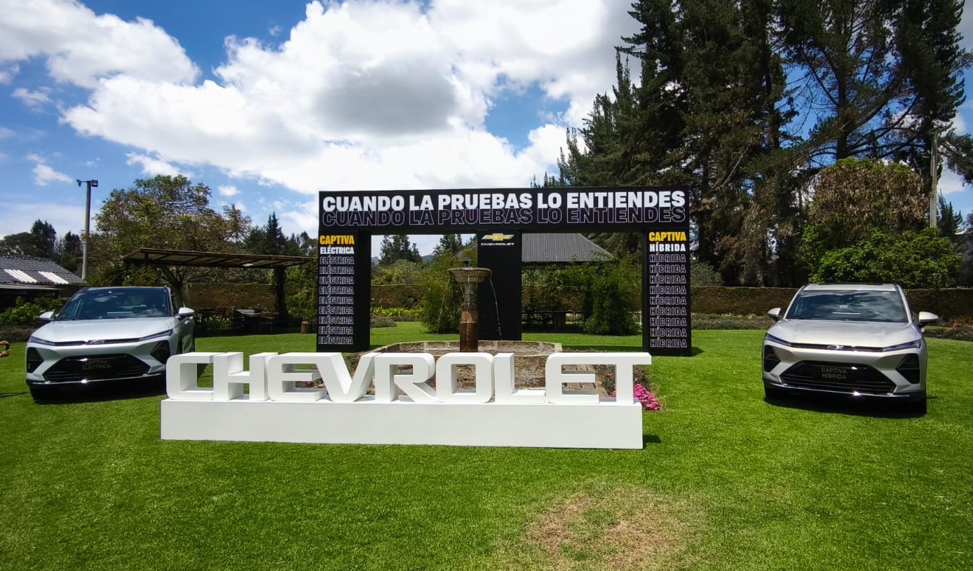 CHEVROLET CAPTIVA 2026: ASÍ SE COMPORTAN LA HÍBRIDA Y LA ELÉCTRICA EN CARRETERA DE MONTAÑA V12MAGAZINE La Chevrolet Captiva 2026 representa un punto de inflexión para el modelo en América Latina. Nace como una respuesta directa a la transición energética que vive Chevrolet Colombia, apostando por electrificación accesible, uso familiar y eficiencia real, no solo en ciudad, sino también en carretera de montaña. V12MAGAZINE