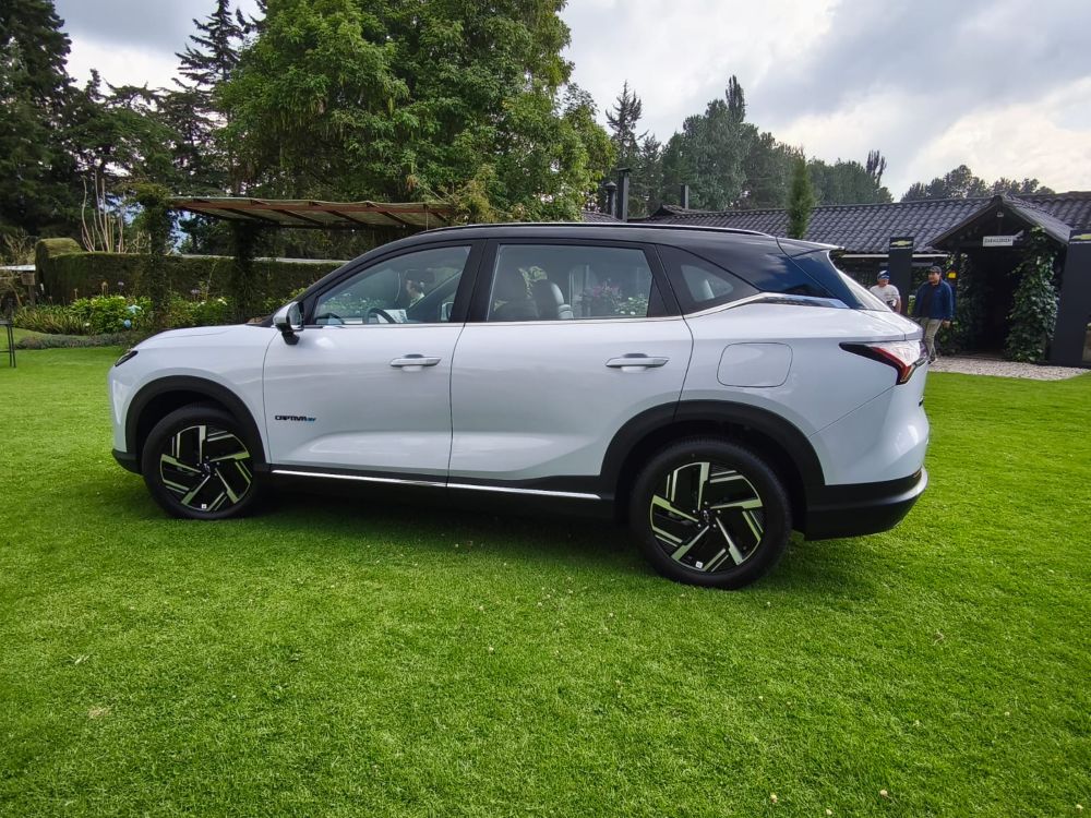 CHEVROLET CAPTIVA 2026: ASÍ SE COMPORTAN LA HÍBRIDA Y LA ELÉCTRICA EN CARRETERA DE MONTAÑA V12MAGAZINE La Chevrolet Captiva 2026 representa un punto de inflexión para el modelo en América Latina. Nace como una respuesta directa a la transición energética que vive Chevrolet Colombia, apostando por electrificación accesible, uso familiar y eficiencia real, no solo en ciudad, sino también en carretera de montaña. V12MAGAZINE