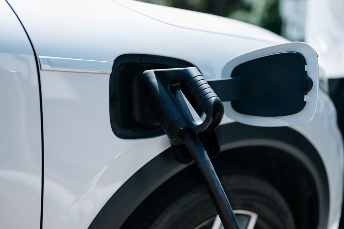 DÍA SIN CARRO Y SIN MOTO EN BOGOTÁ vuelve a poner a la capital frente a un experimento urbano que combina restricciones, pedagogía vial y decisiones estructurales sobre cómo se mueve la ciudad. V12MAGAZINE