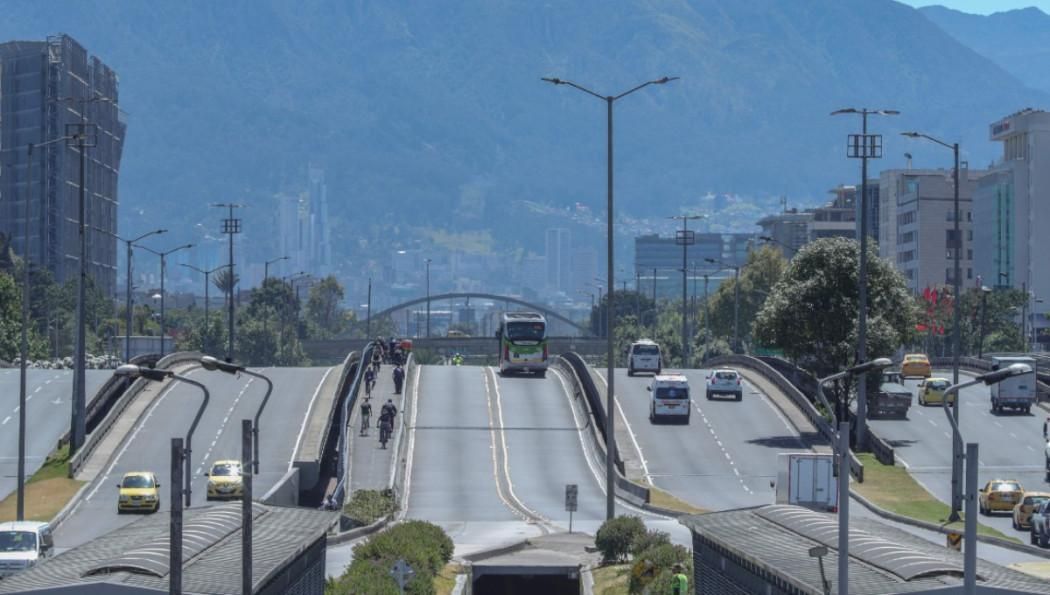 DÍA SIN CARRO Y SIN MOTO EN BOGOTÁ vuelve a poner a la capital frente a un experimento urbano que combina restricciones, pedagogía vial y decisiones estructurales sobre cómo se mueve la ciudad. V12MAGAZINE