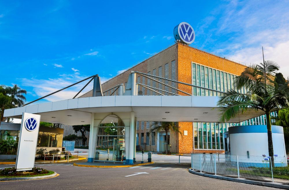 VOLKSWAGEN TUKAN inaugura un capítulo inédito para la marca alemana: una pick-up con identidad regional, desarrollo brasileño y una estrategia que combina historia, diseño y ambición industrial. V12MAGAZINE