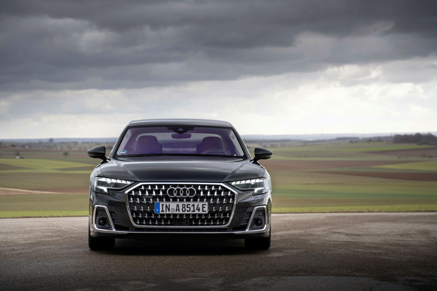 Audi A8 se despide oficialmente tras más de tres décadas representando el máximo lujo tecnológico de la marca alemana, cerrando un capítulo clave en la historia de las grandes berlinas premium V12MAGAZINE