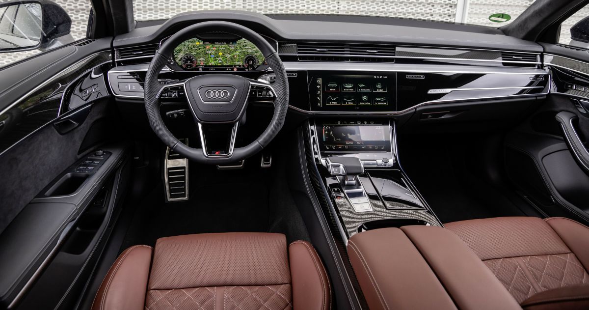 Audi A8 se despide oficialmente tras más de tres décadas representando el máximo lujo tecnológico de la marca alemana, cerrando un capítulo clave en la historia de las grandes berlinas premium V12MAGAZINE