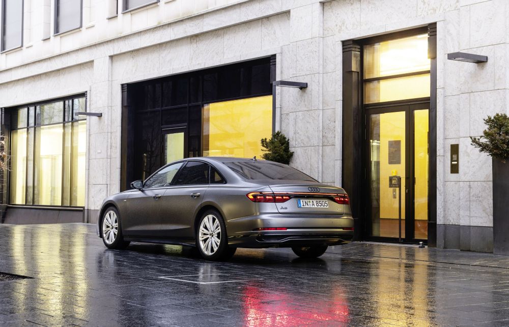 Audi A8 se despide oficialmente tras más de tres décadas representando el máximo lujo tecnológico de la marca alemana, cerrando un capítulo clave en la historia de las grandes berlinas premium V12MAGAZINE