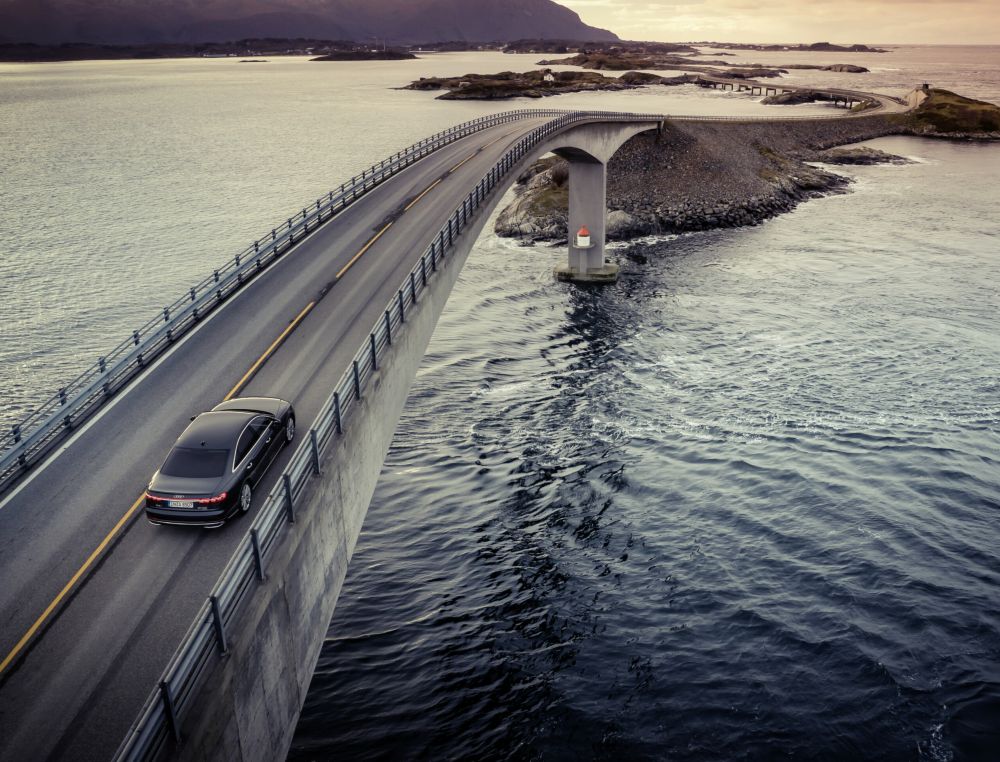 Audi A8 se despide oficialmente tras más de tres décadas representando el máximo lujo tecnológico de la marca alemana, cerrando un capítulo clave en la historia de las grandes berlinas premium V12MAGAZINE