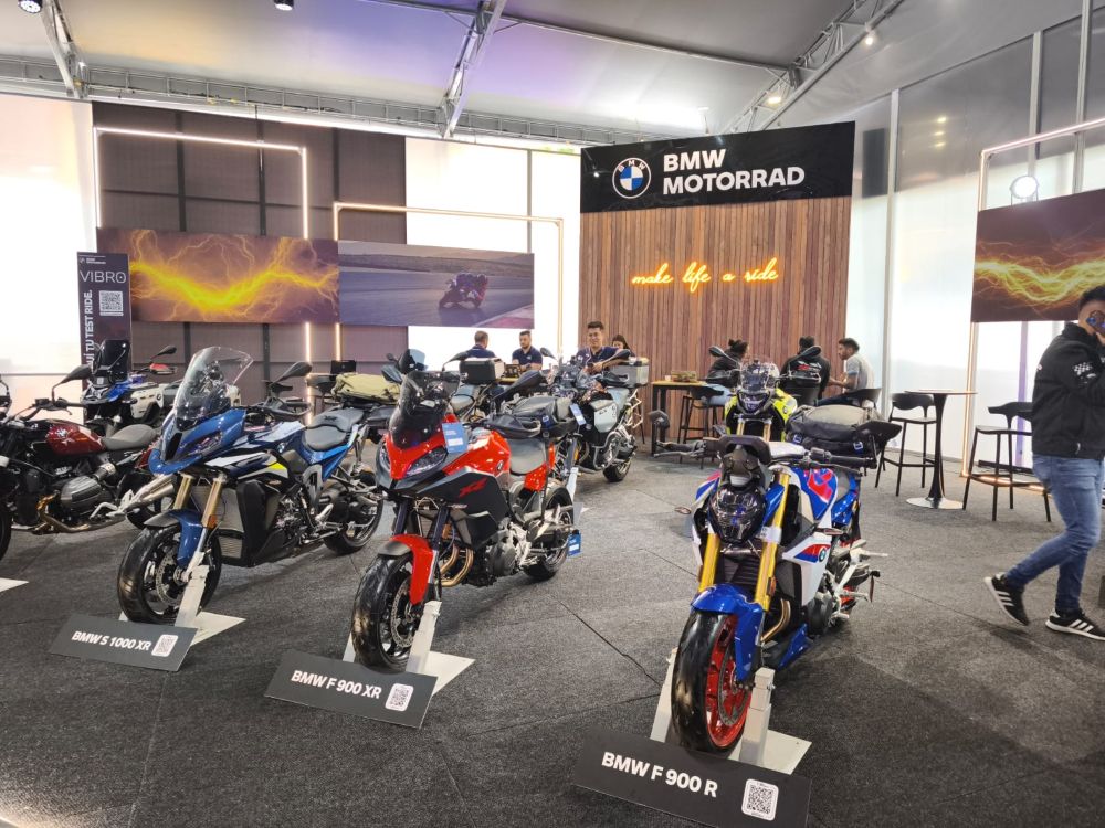 VIBRO llega al Parque de la 93 con una propuesta experiencial, conectando usuarios de Bogotá con tecnología, lujo, diseño y sensaciones reales de conducción. V12MAGAZINE