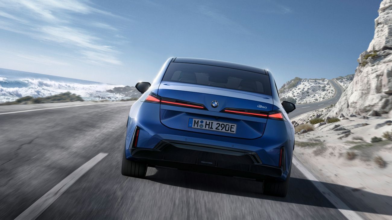 BMW i3 irrumpe con 469 hp y hasta 900 km de autonomía, prometiendo sacudir el segmento eléctrico premium y redefinir lo que esperamos de un sedán. V12MAGAZINE