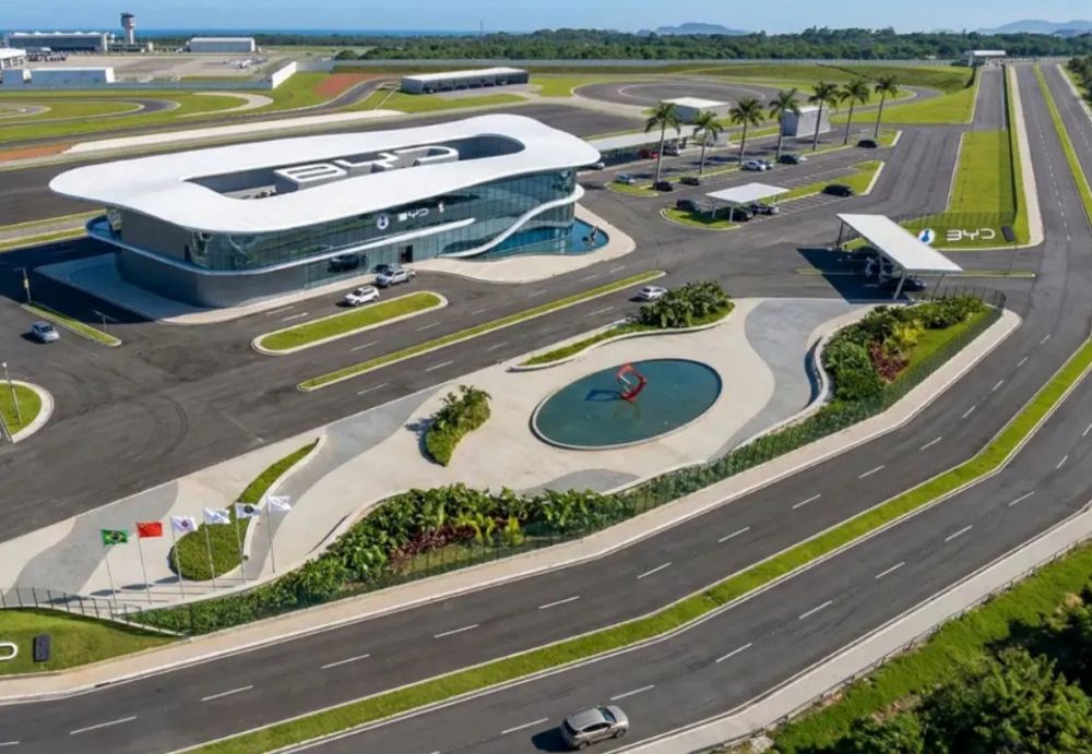 BYD en Brasil redefine el mapa automotor regional con una estrategia industrial, tecnológica y logística que anticipa un cambio profundo en la movilidad latinoamericana. V12MAGAZINE