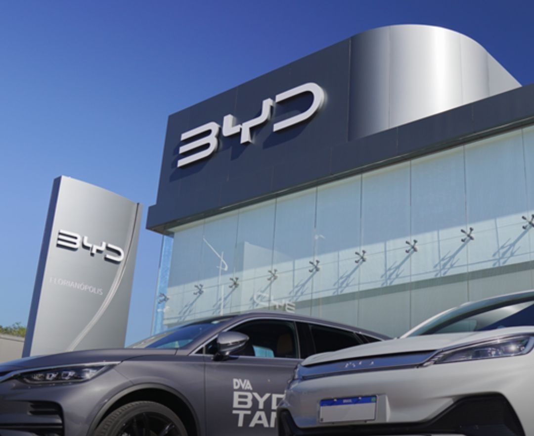BYD en Brasil redefine el mapa automotor regional con una estrategia industrial, tecnológica y logística que anticipa un cambio profundo en la movilidad latinoamericana. V12MAGAZINE