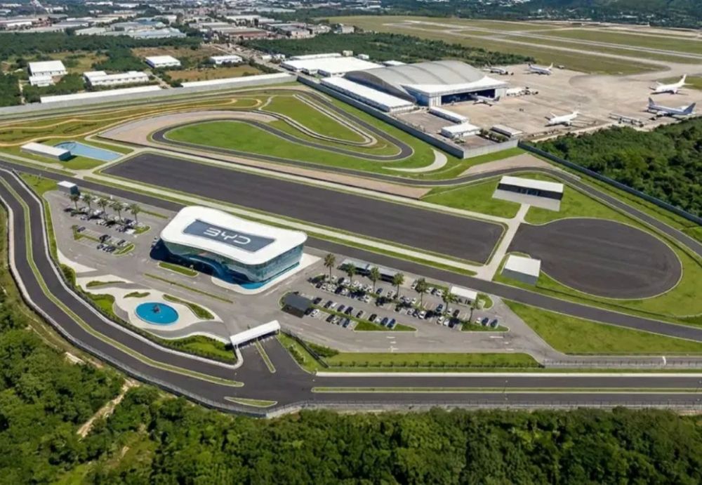 BYD en Brasil redefine el mapa automotor regional con una estrategia industrial, tecnológica y logística que anticipa un cambio profundo en la movilidad latinoamericana. V12MAGAZINE