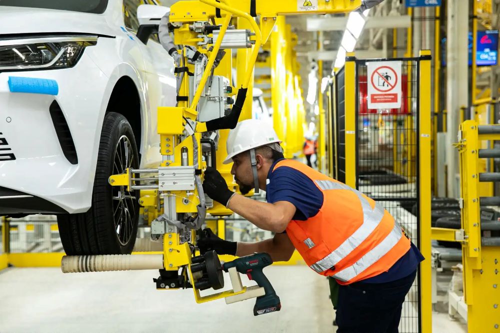 BYD en Brasil redefine el mapa automotor regional con una estrategia industrial, tecnológica y logística que anticipa un cambio profundo en la movilidad latinoamericana. V12MAGAZINE
