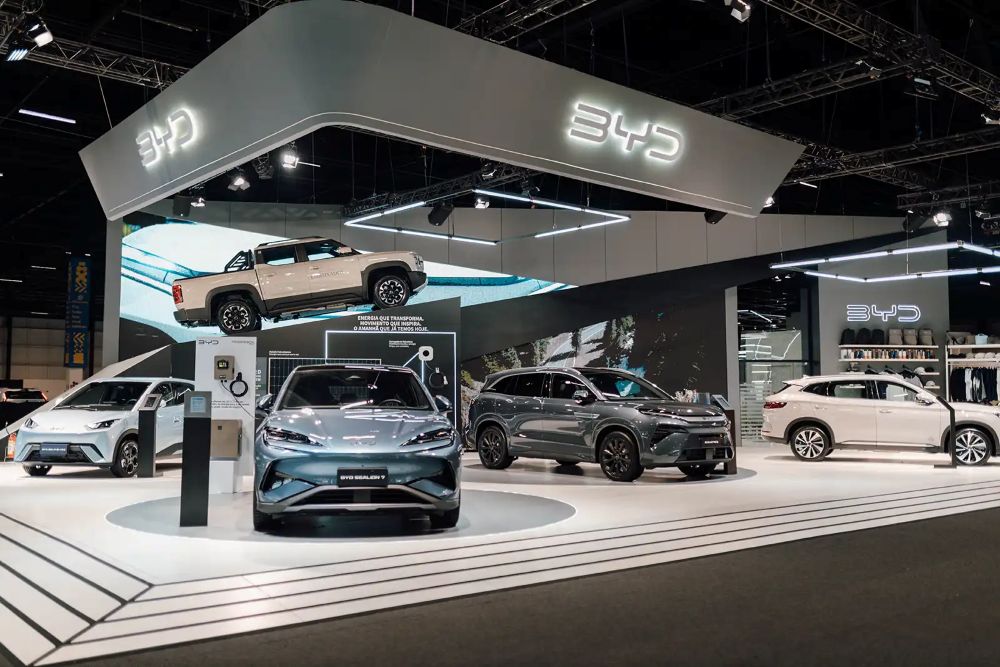 La llegada de BYD, Geely y Chery a Canadá desató una fuerte reacción de Estados Unidos. La industria automotriz norteamericana entra en una nueva guerra por los carros eléctricos. V12MAGAZINE