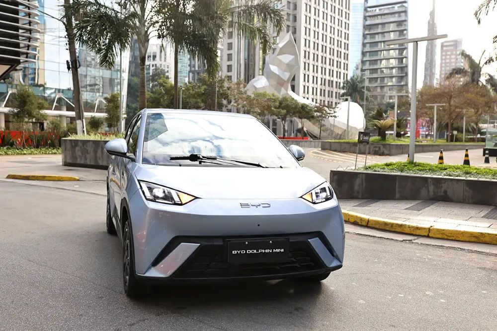 BYD en Brasil redefine el mapa automotor regional con una estrategia industrial, tecnológica y logística que anticipa un cambio profundo en la movilidad latinoamericana. V12MAGAZINE