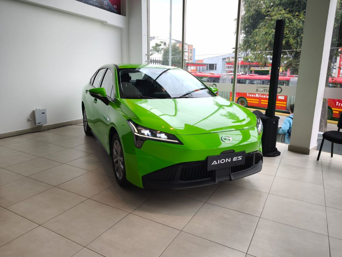 GAC Aion ES llega a Colombia como un sedán eléctrico diseñado para el servicio público, con gran autonomía, costos operativos reducidos y una estrategia que busca transformar el negocio del taxi. V12MAGAZINE