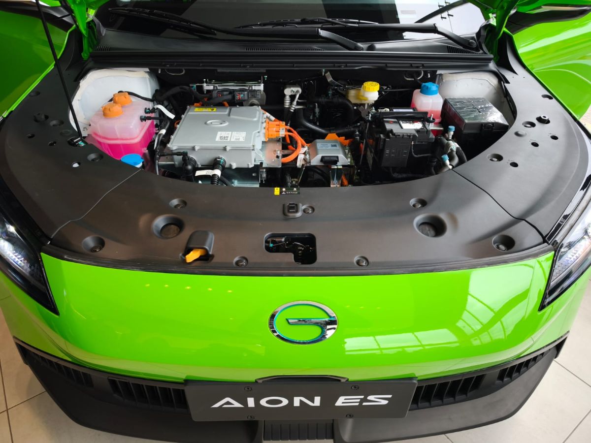 GAC Aion ES llega a Colombia como un sedán eléctrico diseñado para el servicio público, con gran autonomía, costos operativos reducidos y una estrategia que busca transformar el negocio del taxi. V12MAGAZINE