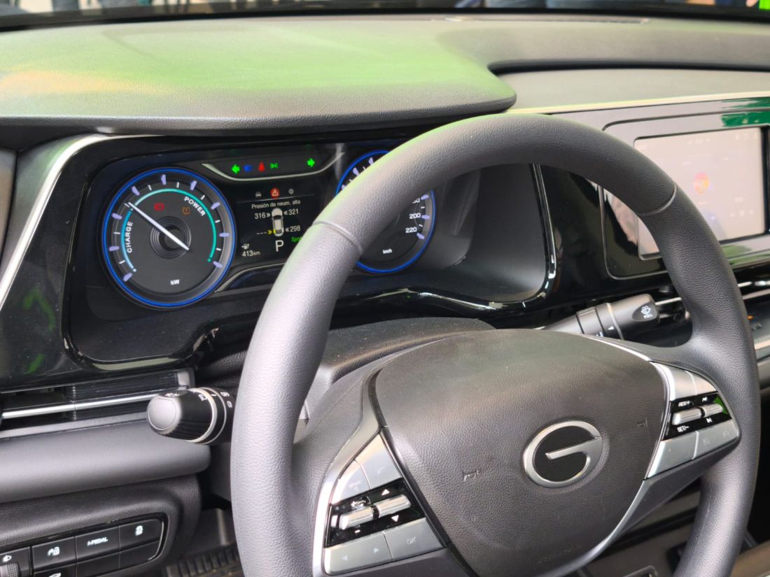 GAC Aion ES llega a Colombia como un sedán eléctrico diseñado para el servicio público, con gran autonomía, costos operativos reducidos y una estrategia que busca transformar el negocio del taxi. V12MAGAZINE