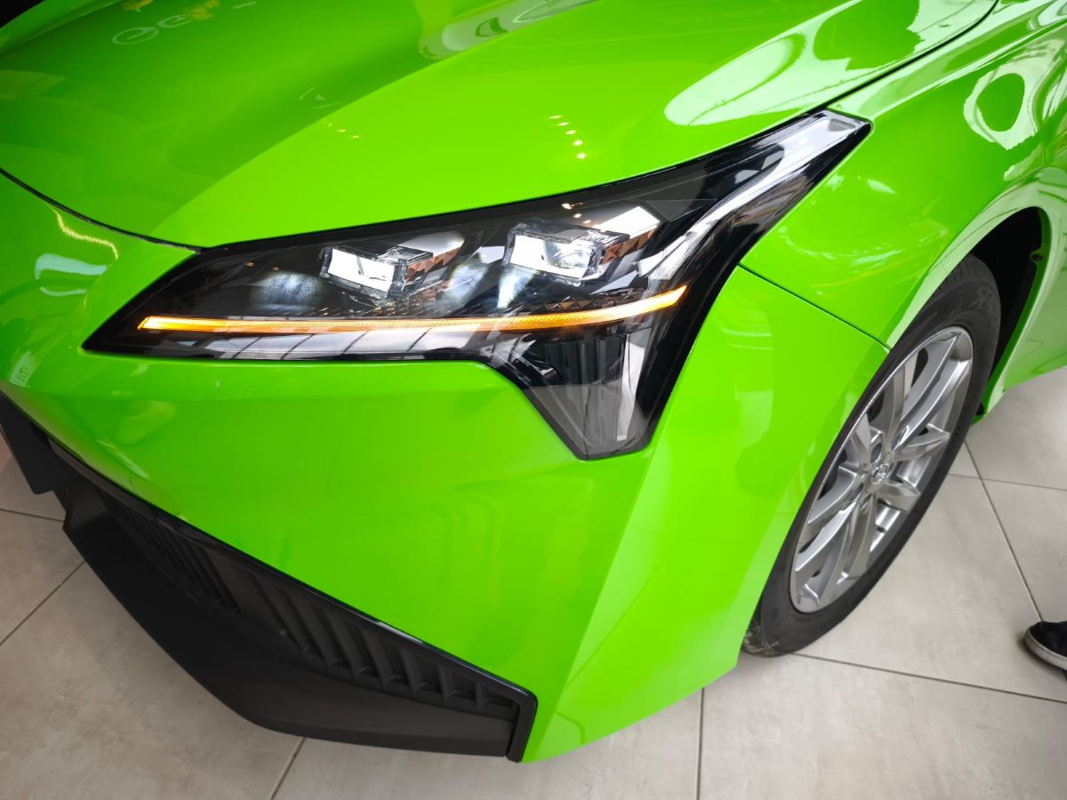 GAC Aion ES llega a Colombia como un sedán eléctrico diseñado para el servicio público, con gran autonomía, costos operativos reducidos y una estrategia que busca transformar el negocio del taxi. V12MAGAZINE