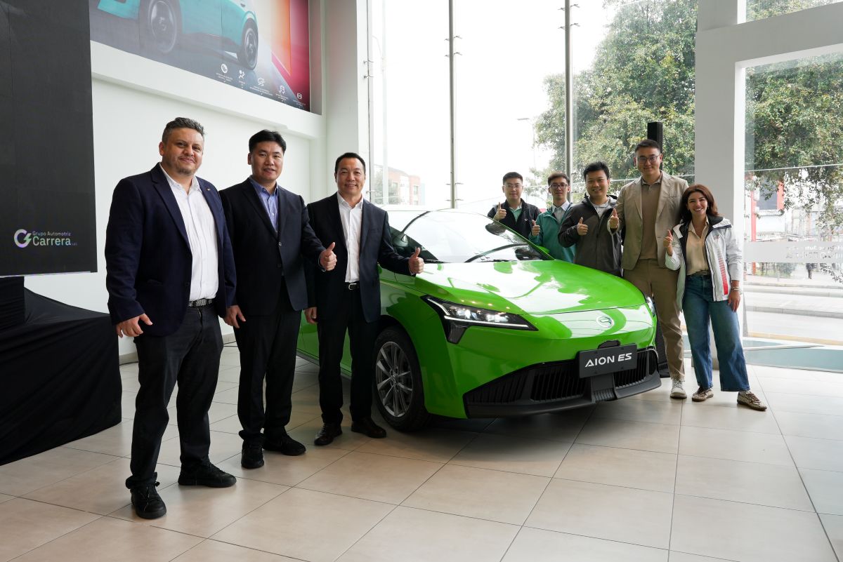 GAC Aion ES llega a Colombia como un sedán eléctrico diseñado para el servicio público, con gran autonomía, costos operativos reducidos y una estrategia que busca transformar el negocio del taxi. V12MAGAZINE