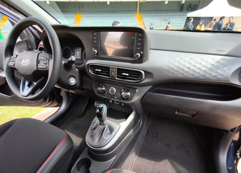 Hyundai Grand i10 llega con ADN mundialista y una promesa clara: cambiar la movilidad urbana en Colombia con eficiencia, seguridad y una experiencia que va más allá del volante. V12MAGAZINE