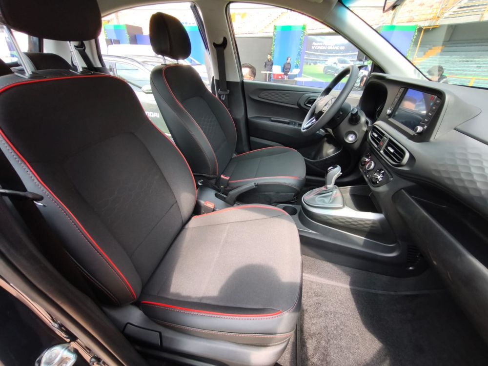 Hyundai Grand i10 llega con ADN mundialista y una promesa clara: cambiar la movilidad urbana en Colombia con eficiencia, seguridad y una experiencia que va más allá del volante. V12MAGAZINE