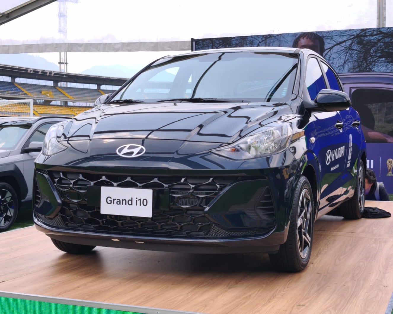 Hyundai Grand i10 llega con ADN mundialista y una promesa clara: cambiar la movilidad urbana en Colombia con eficiencia, seguridad y una experiencia que va más allá del volante. V12MAGAZINE