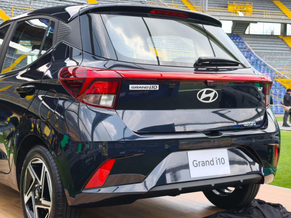 Hyundai Grand i10 llega con ADN mundialista y una promesa clara: cambiar la movilidad urbana en Colombia con eficiencia, seguridad y una experiencia que va más allá del volante. V12MAGAZINE