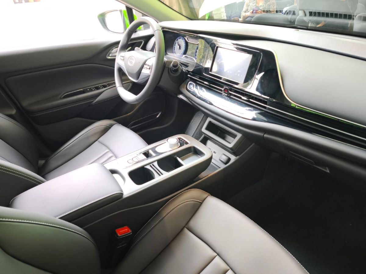 GAC Aion ES llega a Colombia como un sedán eléctrico diseñado para el servicio público, con gran autonomía, costos operativos reducidos y una estrategia que busca transformar el negocio del taxi. V12MAGAZINE