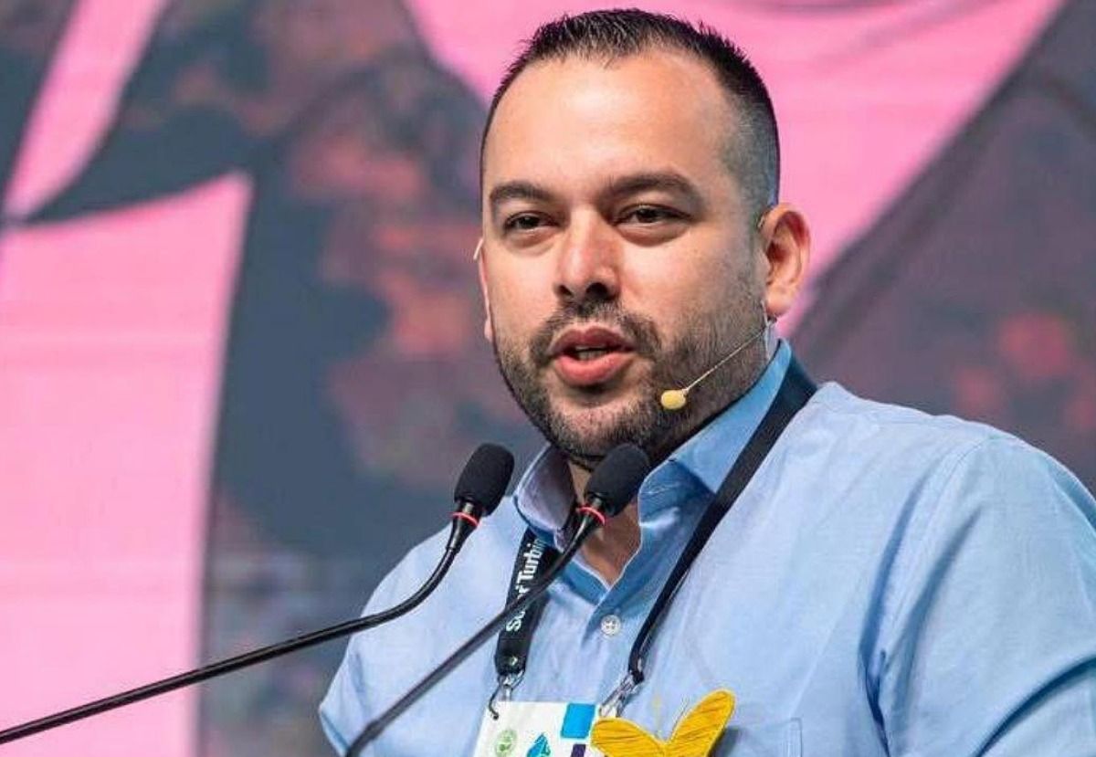 El precio de la gasolina en Colombia vuelve al centro del debate económico. La escalada del conflicto en Oriente Medio presiona el precio del petróleo y podría provocar nuevos ajustes en el galón de gasolina en el país. V12MAGAZINE