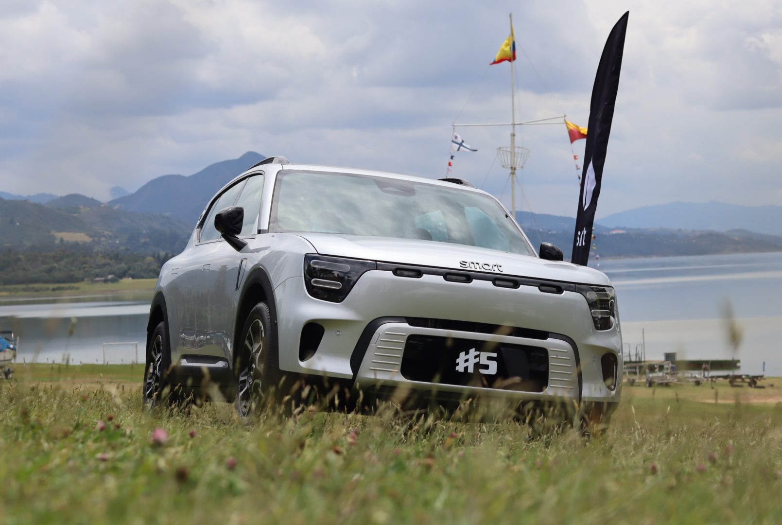 SMART #5 LLEGA A COLOMBIA Y PROMETE UNA AVENTURA DE 637 HP Y 590 KM DE AUTONOMÍA V12MAGAZINE smart #5 llega a Colombia con una propuesta eléctrica de gran autonomía, diseño robusto y capacidades todoterreno, ampliando la oferta de SUVs eléctricos premium en el país V12MAGAZINE