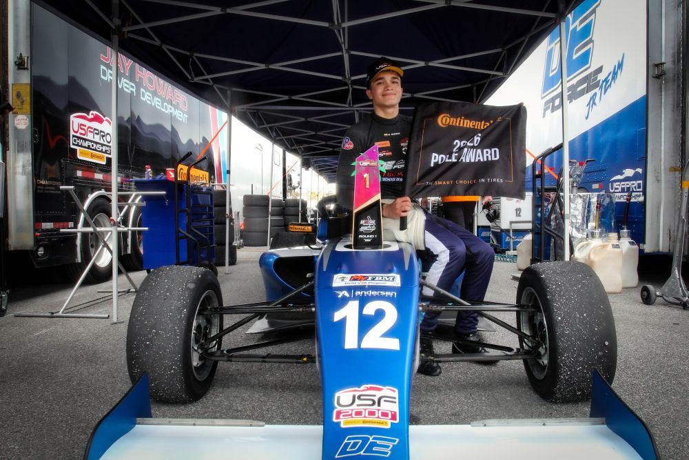 Sebastián Tatán Garzón firmó un inicio de temporada perfecto al dominar St. Petersburg, ganar las dos carreras del fin de semana y asumir el liderato absoluto del campeonato. V12MAGAZINE