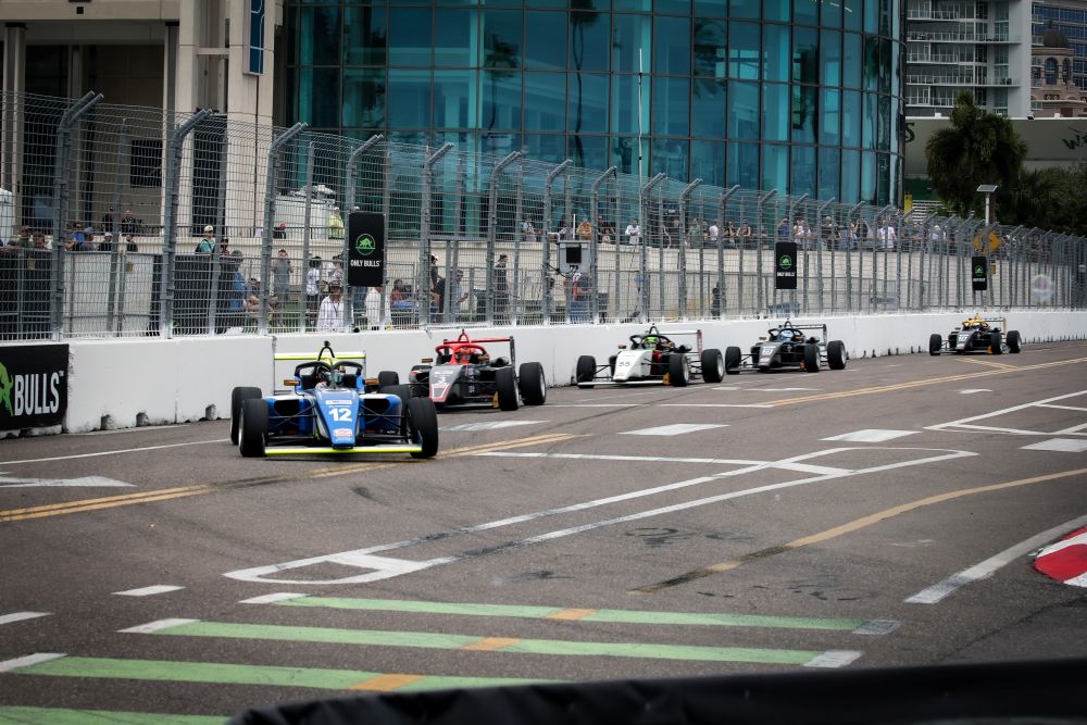 Sebastián Tatán Garzón firmó un inicio de temporada perfecto al dominar St. Petersburg, ganar las dos carreras del fin de semana y asumir el liderato absoluto del campeonato. V12MAGAZINE