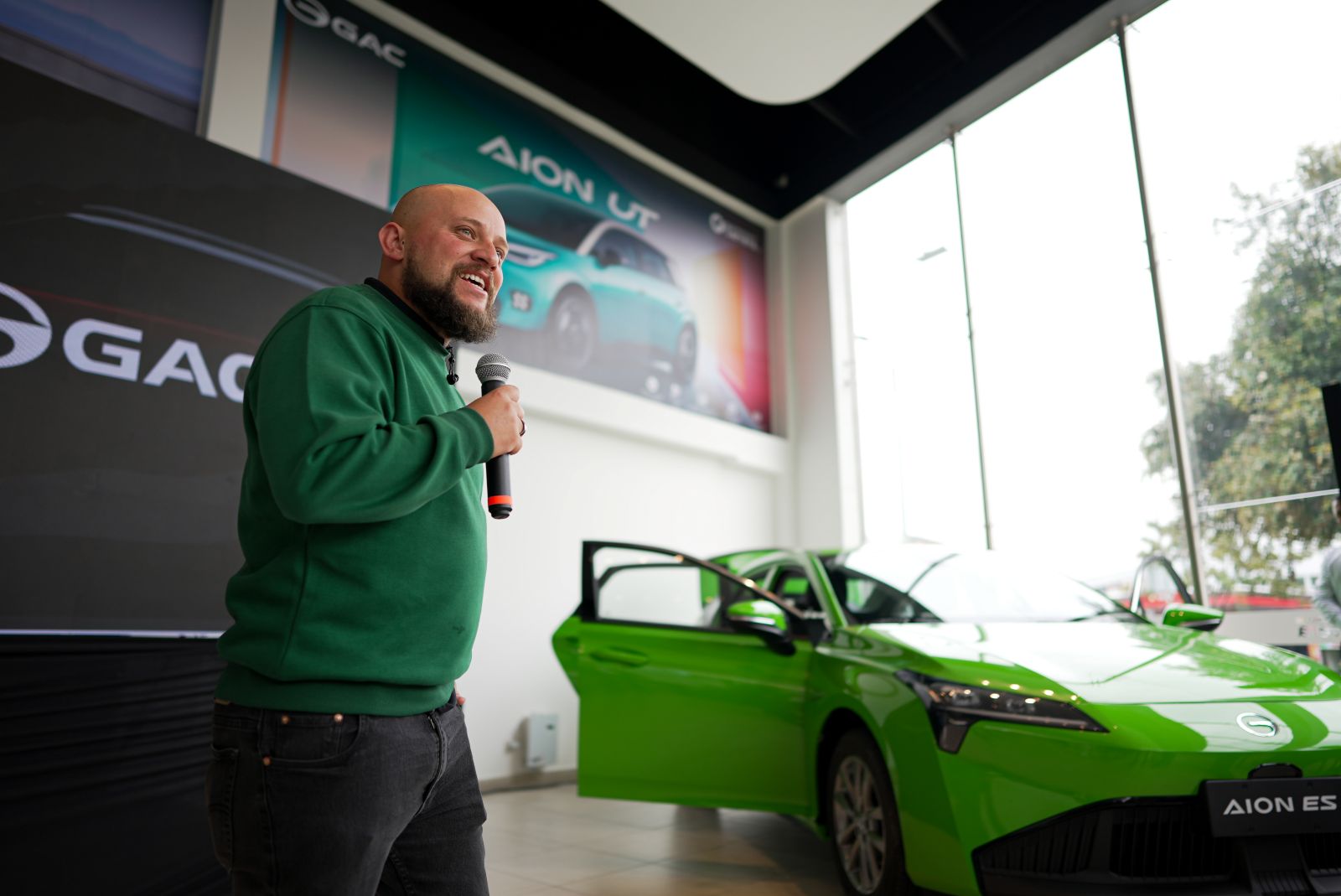 GAC Aion ES llega a Colombia como un sedán eléctrico diseñado para el servicio público, con gran autonomía, costos operativos reducidos y una estrategia que busca transformar el negocio del taxi. V12MAGAZINE