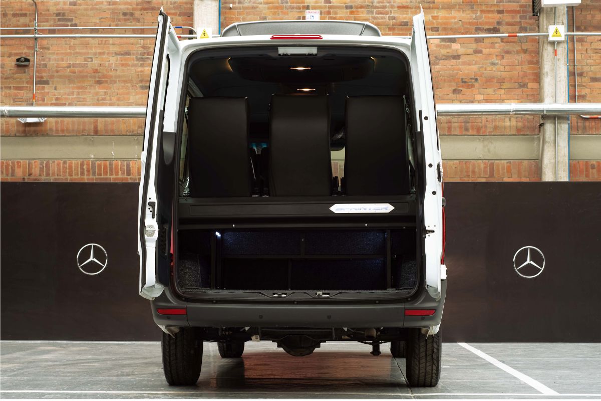 MERCEDES-BENZ SPRINTER REFUERZA SU DOMINIO CON UNA NUEVA JUGADA EN EL TRANSPORTE COLOMBIANO V12MAGAZINE Mercedes-Benz Sprinter 411 CDI llega a Colombia y no es una van más: es una respuesta directa a un mercado que no deja de crecer V12MAGAZINE