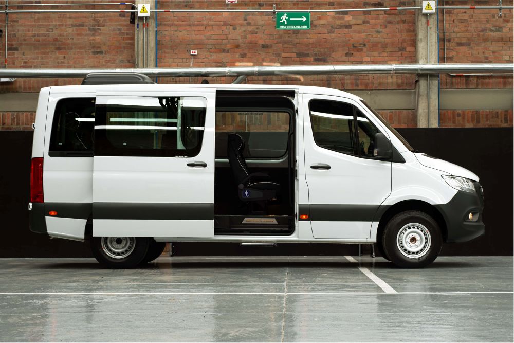 MERCEDES-BENZ SPRINTER REFUERZA SU DOMINIO CON UNA NUEVA JUGADA EN EL TRANSPORTE COLOMBIANO V12MAGAZINE Mercedes-Benz Sprinter 411 CDI llega a Colombia y no es una van más: es una respuesta directa a un mercado que no deja de crecer V12MAGAZINE