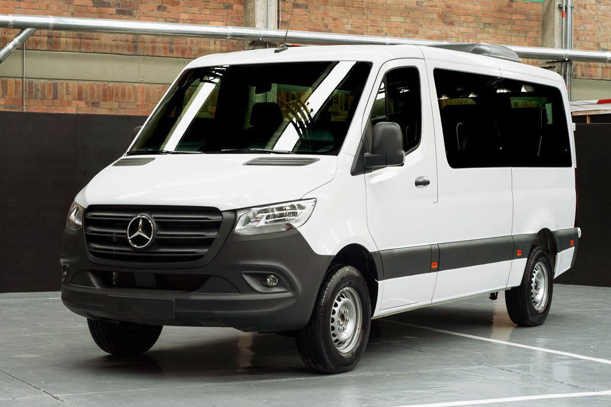 MERCEDES-BENZ SPRINTER REFUERZA SU DOMINIO CON UNA NUEVA JUGADA EN EL TRANSPORTE COLOMBIANO V12MAGAZINE Mercedes-Benz Sprinter 411 CDI llega a Colombia y no es una van más: es una respuesta directa a un mercado que no deja de crecer V12MAGAZINE