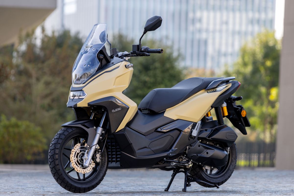 UM Motorcycles Colombia aterriza con una promesa ambiciosa: cambiar la experiencia del motociclista con inversión millonaria, garantía extendida y una red que apunta a donde más duele: el servicio. V12MAGAZINE